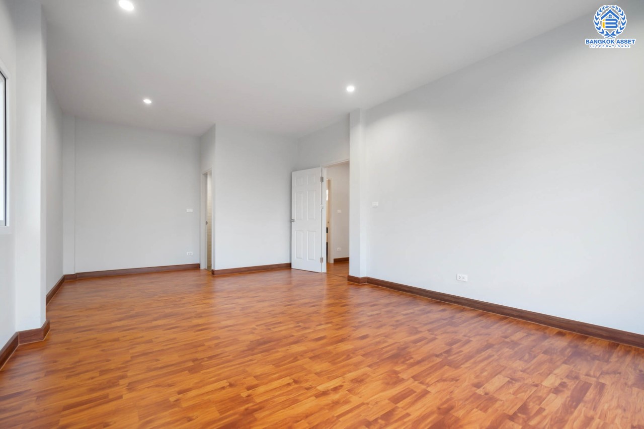 บ้านมือสองตกแต่งใหม่ ม.สิริกานต์ บางใหญ่-เซ็นทรัลเวสต์เกต หลังใหญ่ หลังริม เนื้อที่ 60.9 ตร.ว. ฟังก์ชั่น 3 ห้องนอน 3 ห้องน้ำ 3 ที่จอดรถ Facility ครบครันพร้อมทุกการเข้าอยู่ บนทำเลเดินทางสะดวก ใกล้ถ.กาญจนาภิเษก และเพียง 10 นาทีถึงรถไฟฟ้า "สถานีคลองบางไผ่"